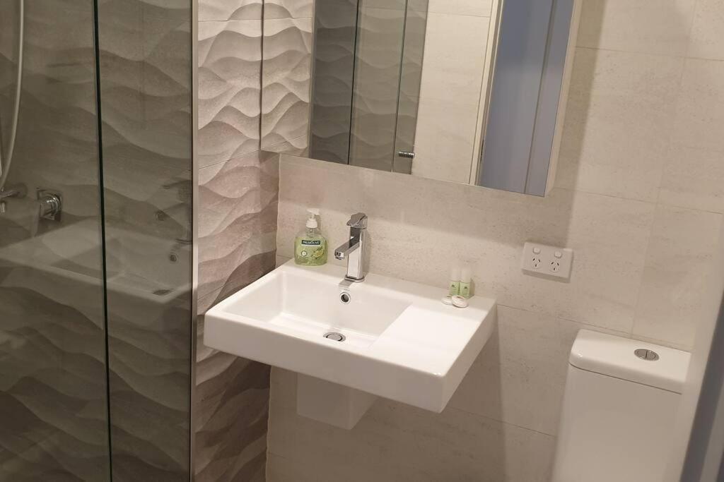 1011 Arena Apartment